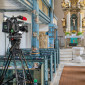 Kamera in der Kirche im Kirchenschiff