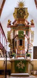 Altar und Kanzel der St. Otto-Kirche 