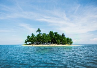 Insel in der Südsee mit Palmen und blauem Meer
